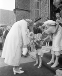 881055 Afbeelding van het aanbieden van bloemen aan Koningin Juliana bij aankomst bij de St. Catharinakerk (Lange ...